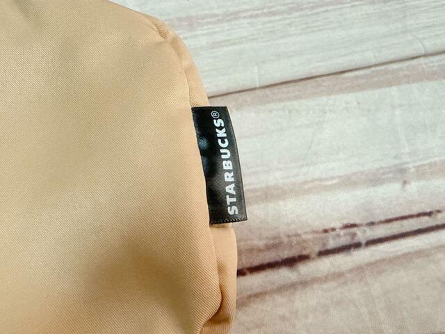 表地には「STARBUCKS」のロゴタグ付き