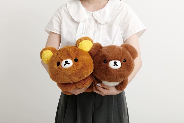 【リラックマ「チャイロイコグマのくまきゅんDays」】「ぬいぐるみ(M)」各5,280円/ふわふわの毛並みがたまらないぬいぐるみ!
