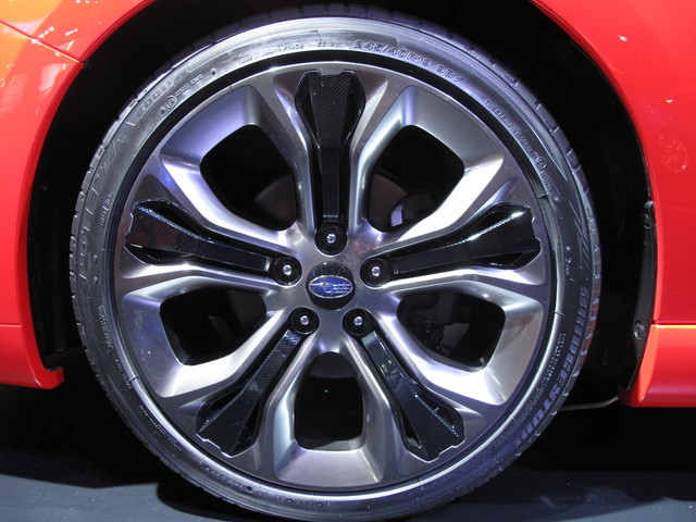 東京オートサロン2015・SUBARUブース：LEGACY B4 BLITZEN CONCEPT　タイヤ