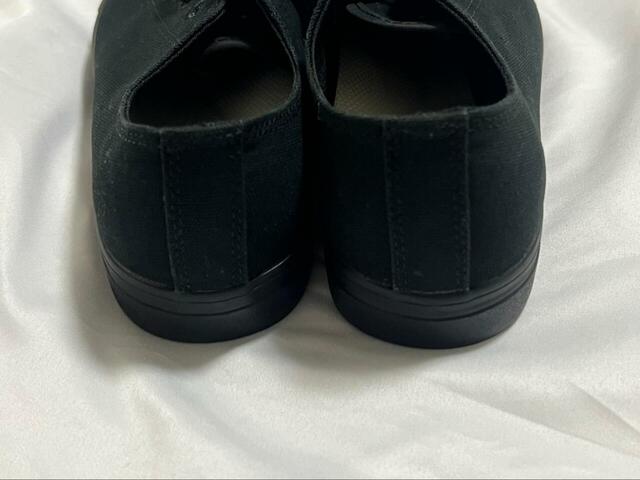 【無印良品 疲れにくい撥水スニーカー】カラーはオフホワイト、黒(黒地につま先とソール部分が白)、アイボリー、ライトベージュ、黒柄(つま先やソール部分も全て黒)の5種類です