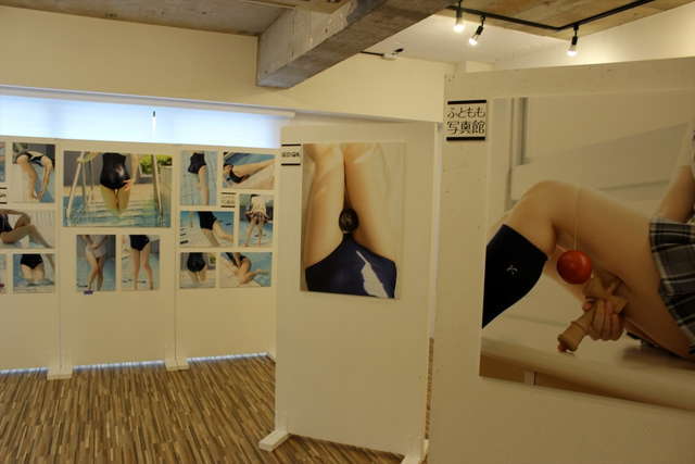200人のふとももが展示された「曖昧☆ふともも写真館」