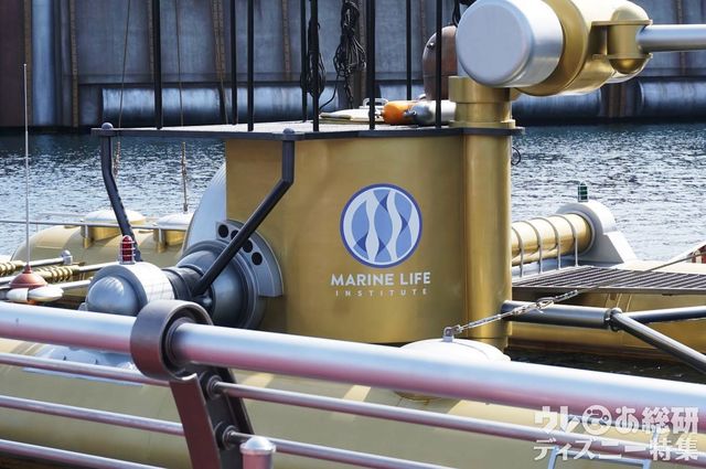 周辺の船には海洋生物研究所のマークが