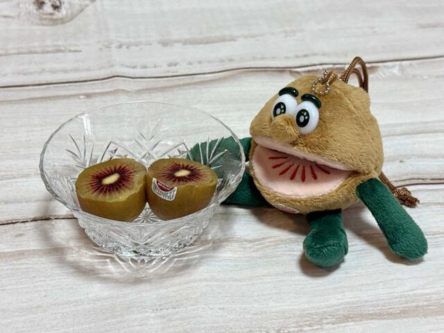 カットしたレッドキウイに添えて♪【付録：ゼスプリ キウイブラザーズ チャームにもなる！レッドのぬいぐるみエコバッグ】