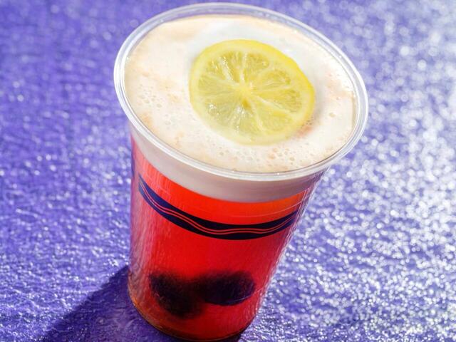 ビアカクテル(ブラックティー&ブラックベリー) 830円|東京ディズニーリゾート「ディズニー・ハロウィーン」スペシャルメニュー|販売店舗:東京ディズニーシー「バーナクル・ビルズ」|販売期間:2025年9月16日(火)〜10月31日(金)