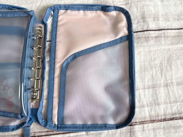 内側の右側にもメッシュポケットつき