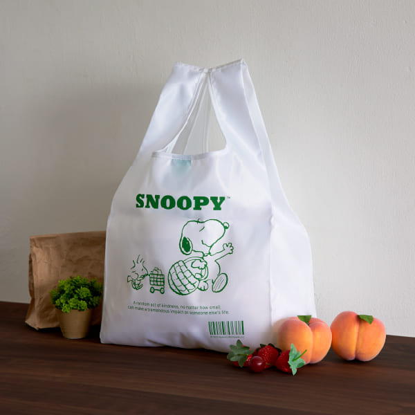 【ファミリーマート「スヌーピーと楽しむ、ファミマの秋」キャンペーン】「SNOOPY レジ袋風エコバッグ」1,980円/2026年10月23日(金)発売、全国約7,500店舗