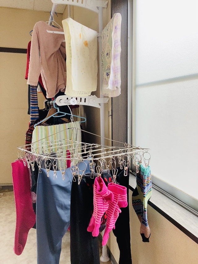 【ニトリ 壁面つっぱり物干し(リフティ400)】手持ちのピンチハンガーなどを使えば物干し容量を増やせます