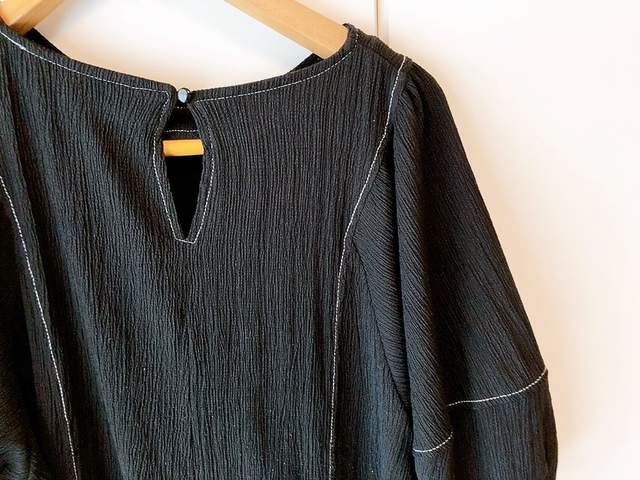 【ファッションセンターしまむら Blue Strive ワンピース】襟、袖などに入ったステッチのおかげで、無地の黒より軽やかな印象です♪