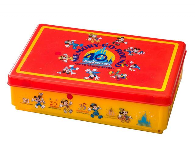 スーベニアランチボックス 対象メニューにプラス1,200円｜東京ディズニーリゾート40周年“ドリームゴーラウンド”「MEMORY-GO-ROUND」スーベニア付きメニュー｜発売日：2023年6月13日（月）