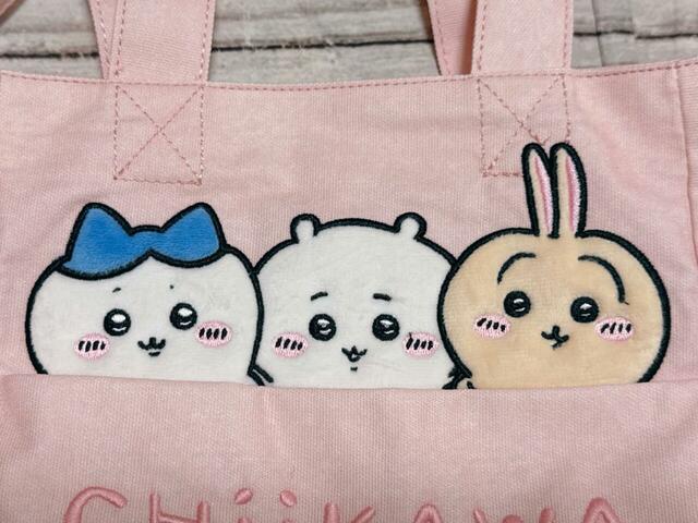 バッグには、ちいかわ・ハチワレ・うさぎの3人が登場。ぎゅっと寄り添った姿が尊い！