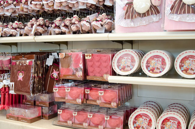 東京ディズニーシー「スウィート・ダッフィー」（2015年）スペシャルグッズ ©Disney