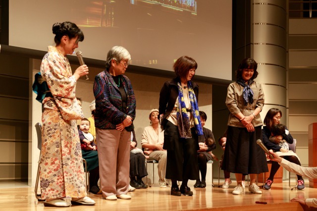 ハピママ*特集でもおなじみの専門家の方々。左から竹中恭子さん（母乳110番代表）、奥起久子先生（新生児科医）、光畑由佳さん（NPO法人子連れスタイル推進協会代表）、河合蘭さん（出産ジャーナリスト）