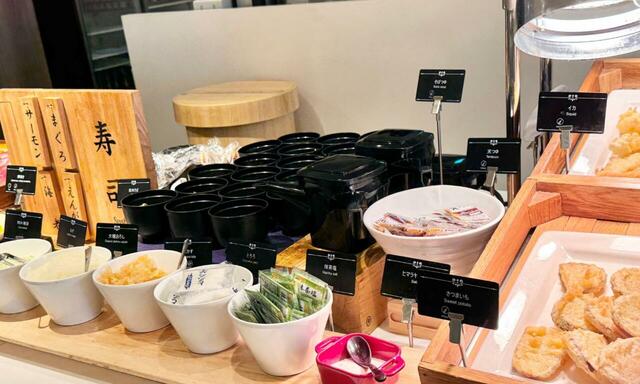 【レストラン グランサンク　信州蕎麦】トッピングの具材もお好みにあわせて自由に選べるのはブッフェならでは