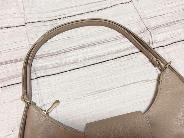ショルダーバッグとして持った際の持ち手は肩がけが可能！