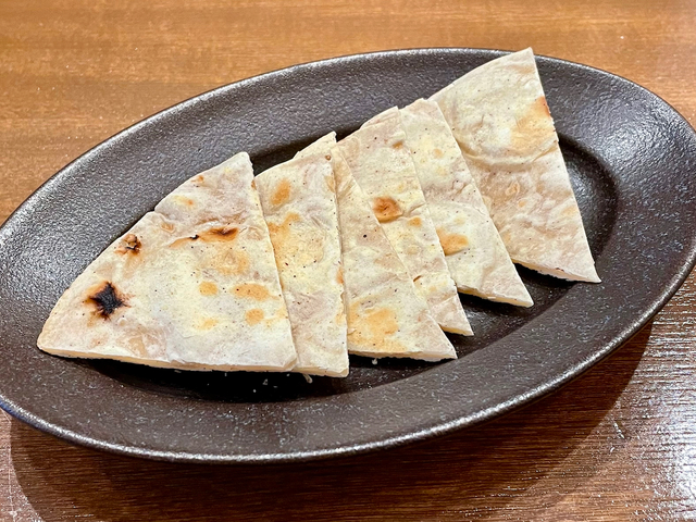 【MOMO Stand Tokyo】酒のアテ用に、自家製チャパティ（500円）の用意もある