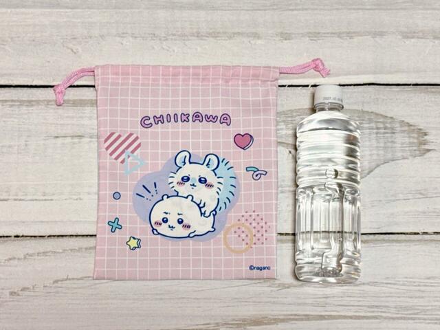 【ちいかわ DAISO限定デザイン】「巾着 ちいかわ」サイズは(約)縦23×横20cm。550mLペットボトルも収納できる大きさ