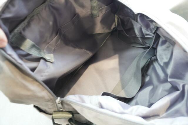 内ポケットとゴムバンドがある