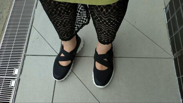 【GLOBAL WORK エアかるクッションベルトスニーカー】別の靴でできた靴ずれがある足でも、素足でまったく問題なく歩けました！