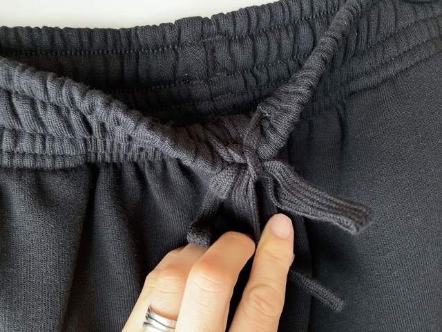 【ユニクロ スウェットパンツ（丈標準65～67cm）】ウエスト部分はゴム入り。紐で固定できます