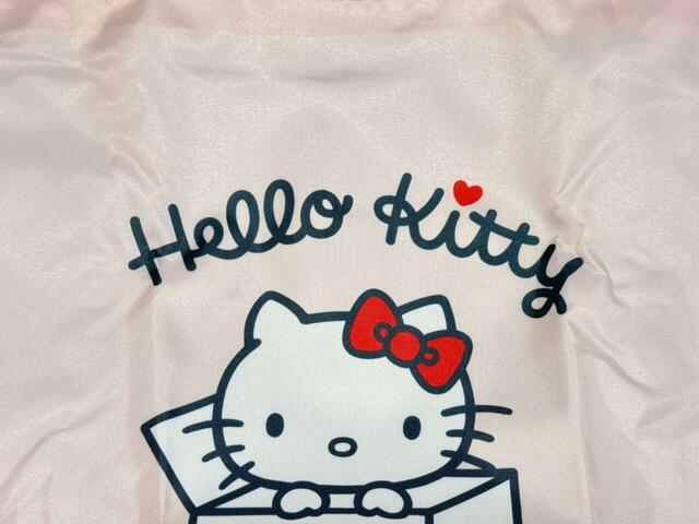 上部には「Hello Kitty」のロゴプリント入り。「i」の点のハートがかわいい!