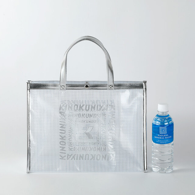 【紀ノ国屋 クリアミディアムバッグ】500mlのペットボトルや財布、スマートフォン、ポーチなど、必要な持ち物をきちんと収納できます