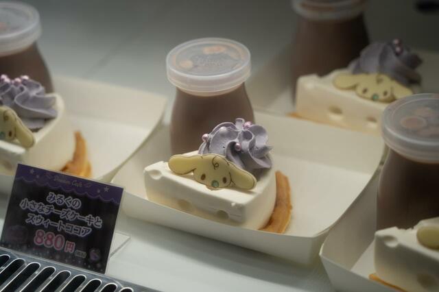 みるくの小さなチーズケーキとスウィートココア 880円｜メニュー｜サンリオピューロランド ハロウィーンスペシャルイベント「PUROHALLOWEEN」