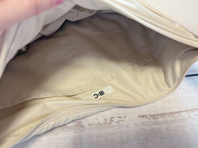 内側にはポケットが2つ！