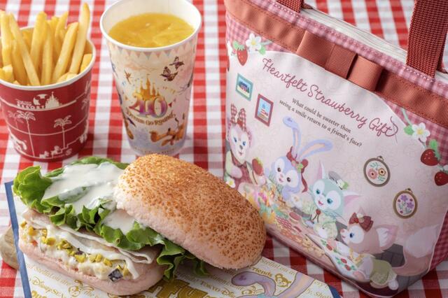 スーベニアランチケース 対象セットにプラス1,400円|東京ディズニーリゾート「ダッフィー&フレンズのハートフェルト・ストロベリーギフト」スーベニア付きメニュー|販売店舗:東京ディズニーシー「ケープコッド・クックオフ」|発売期間:2024年1月15日(月)〜3月31日(日)
