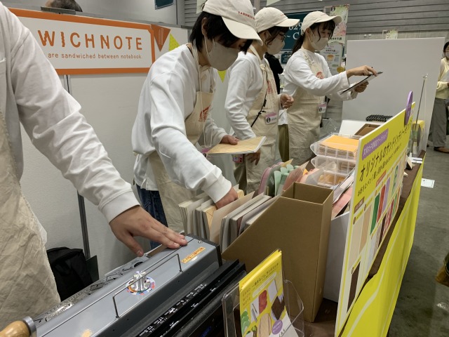 オーダーすると流れ作業でノートが作られていく