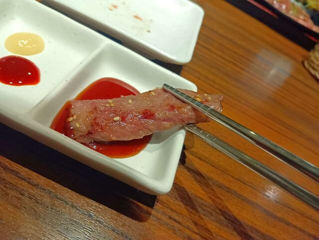 いい具合に焼き上げた黒毛和牛をたれにつけていただきます。