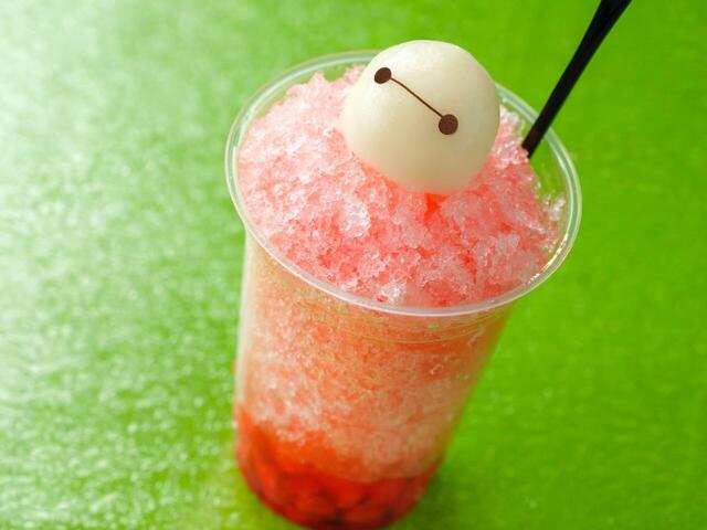 シェイブアイス(ストロベリー) 600円|東京ディズニーリゾート「サマー・クールオフat Tokyo Disney Resort」ひんやりメニュー|販売店舗:東京ディズニーランド「プラザパビリオン・レストラン」|発売日:2025年7月1日(火)