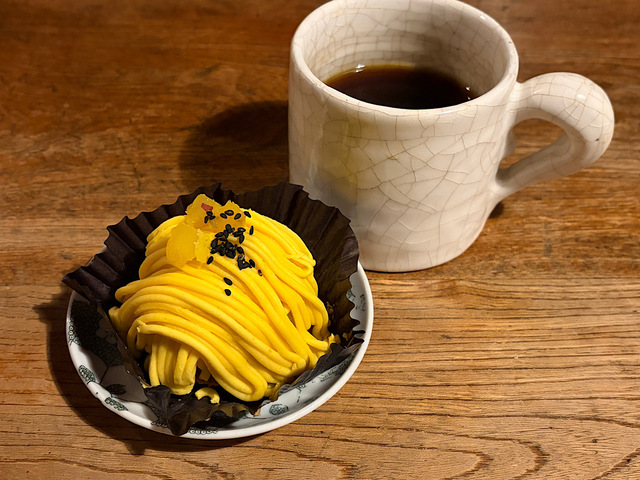 【コメダ珈琲店 ごまいもんぶらん】秋を感じる一品。コーヒーと一緒にいただきます!