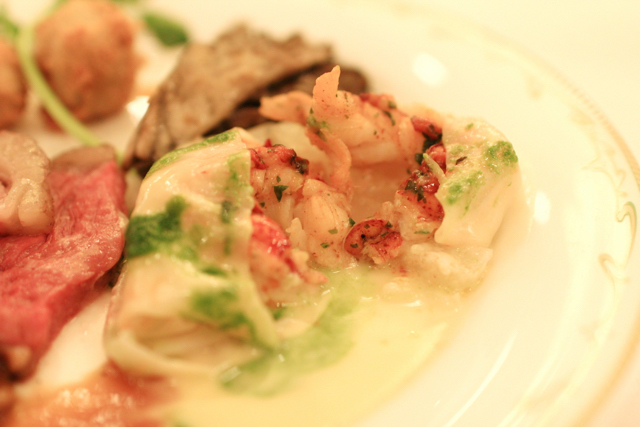 ラヴィオリの中には大ぶりのオマール海老が入っています