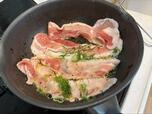 【ロピア サムギョプサル(豚バラ)スペイン産】フライパンでじゅわっと焼き始めたばかりの様子!脂身と赤身のバランスが良く、ネギを散らすと香りがさらに引き立つ!