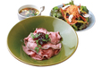 ローストビーフサラダ丼（スープ付）1058円｜ミートビストロ・タン