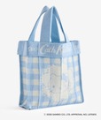 【Cath Kidston × Hello Kitty】ニットハンドバッグ Sax 7,700円／今回のコラボレーションのためにCath Kidstonのクリエイティブチームが描き起こしたハローキティのアートをニットで再現