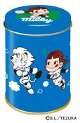 「ミルキー缶（みんなで走る）表」＜価格：880円（税込）＞【“ペコちゃん×埼玉西武ライオンズ”の人気コラボが今年も実現！ Lポーズをしているオリジナルデザイン商品が登場！】