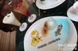 ディズニーキャラクターがサーフィンなど夏を満喫している姿が！【ドリーマーズ・ラウンジ 東京ディズニーランドホテル・サマーダイニング アフタヌーンティーセット】