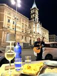 ローマの聖マリア大聖堂前でいただくディナー。こちらのストリート・ギタリストは各テーブルを回り、やや強制的にチップを集めていた