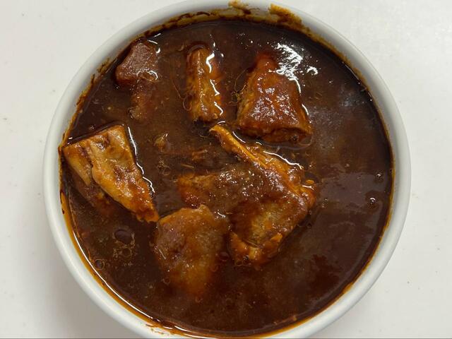 【サンコー 炊き立て丼 ７プレミアムゴールド 金のビーフシチュー】炊いた後は、おかずトレーも熱くなっているでのやけどに注意