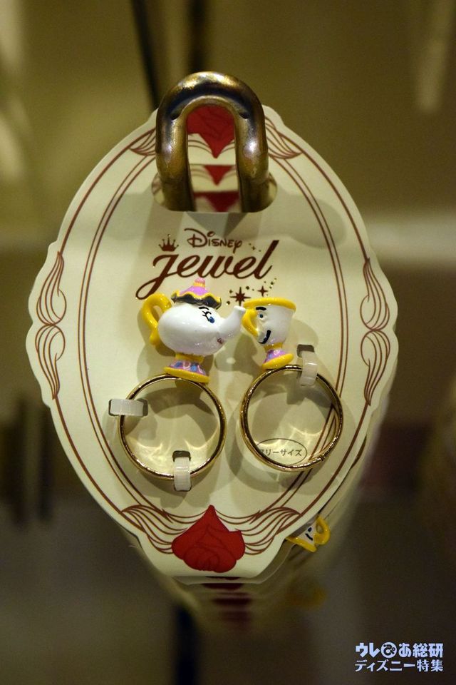 親子が笑いあうリング