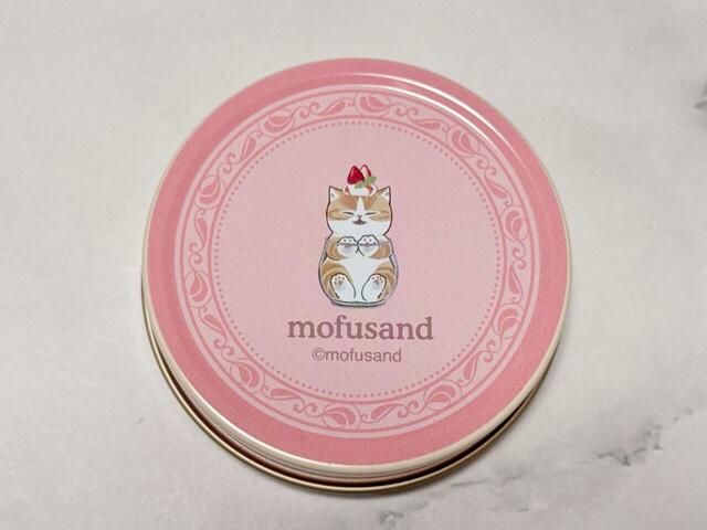 裏面にはいちごパフェになったにゃんこが。なんとも言えないお顔をしています♪