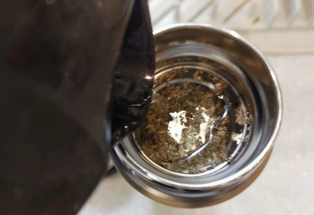 ティファールでお湯を沸かして、お湯を注いだ状態の写真