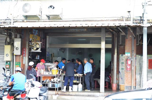 『環南米苔目』の外観。看板がないが、常に人だかりしている