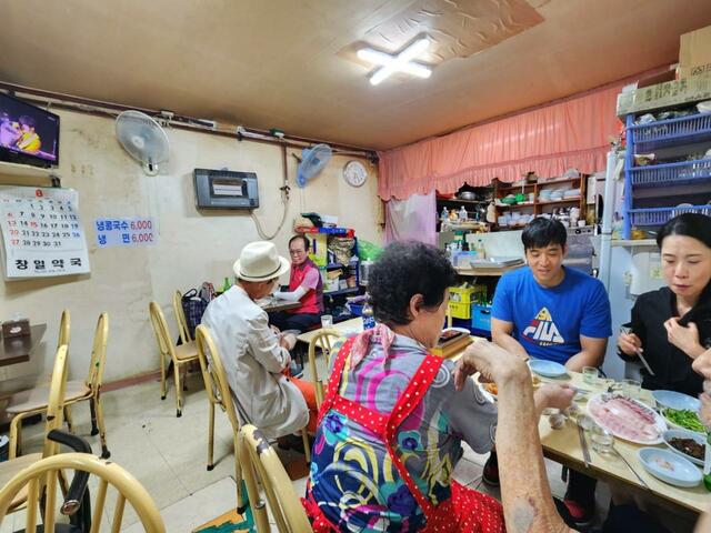 大衆酒場「チェ・ウネ スンデクッ」の店内