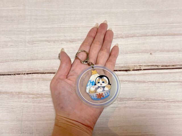 チャームのサイズは約6cm。バッグやポーチなどに付けると、ほどよいアクセントになるサイズ感