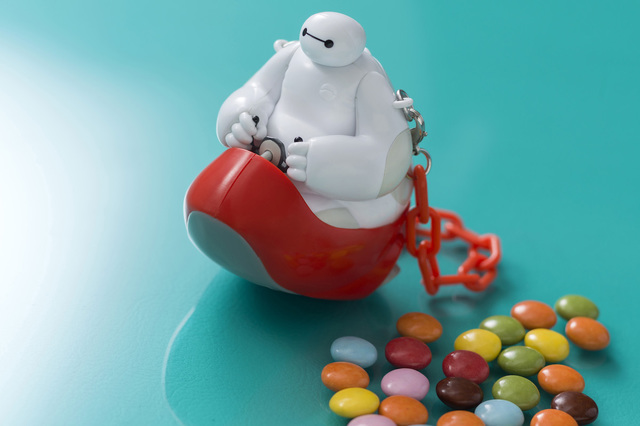 新アトラクション「ベイマックスのハッピーライド」の乗り物をイメージしたミニスナックケース ¥850