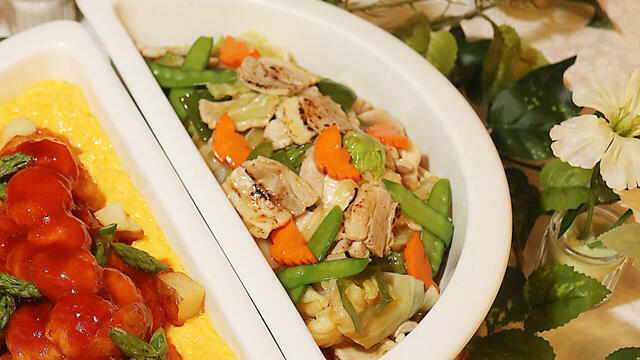 「春野菜と豚肉の中華炒め」<期間:2026年3月1日〜5月31日>【つま恋の“春メニュー”が勢ぞろい!つま恋リゾート彩の郷で「春爛漫ピクニック気分のごちそうバイキング」開催!】