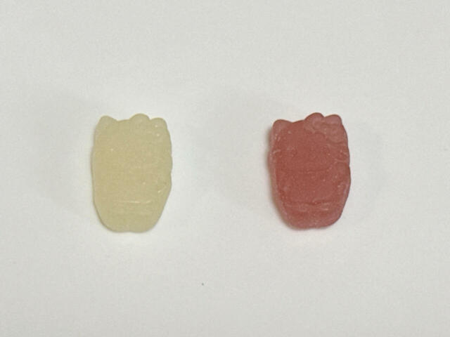 ホワイトとピンクの2色。こちらはキティちゃんの立ち姿です♪