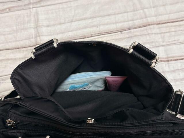 背面の収納スペースにはポーチとハンドクリームをイン